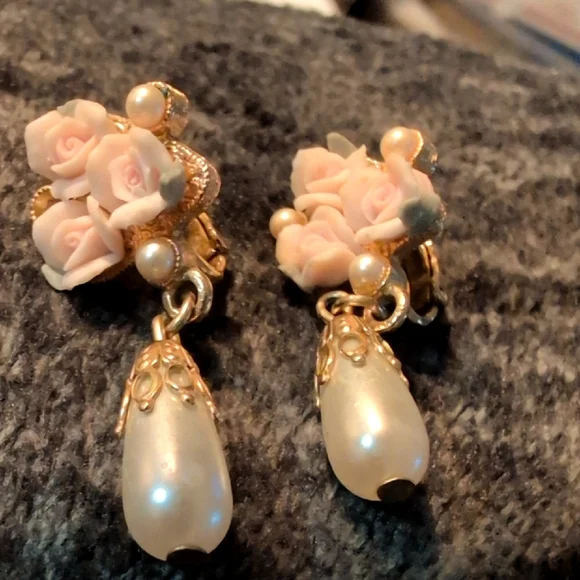 1928 Mini Floral Clip Earings - Picture 1 of 4